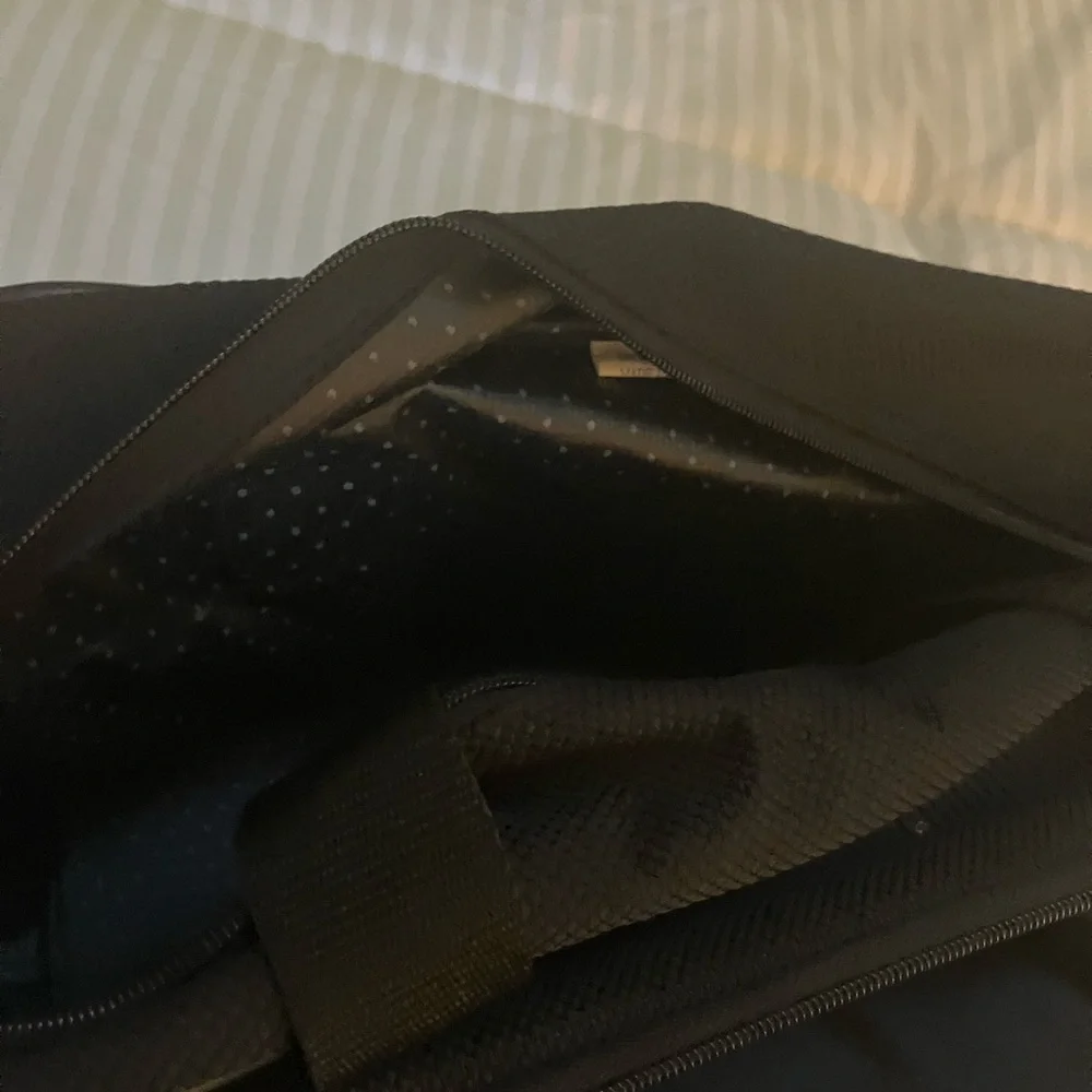 Vintage, Never Used Black and Red Men's Carry On Bag - Picture 4 of 6